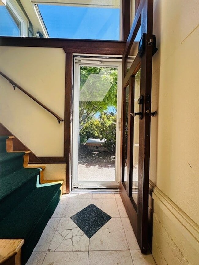 Building Photo - 2Bd/1Ba Seattle Home