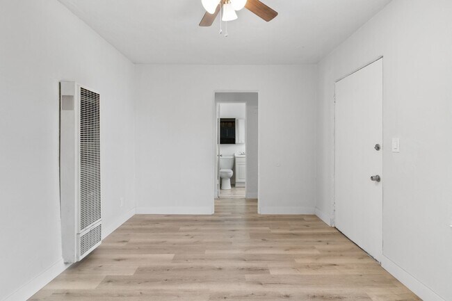 Foto del edificio - 2652 E 15th St