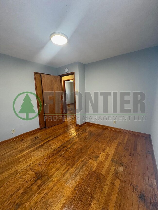 Building Photo - 532 Ames Pl