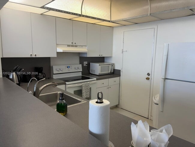 Building Photo - 3725 S Ocean Dr