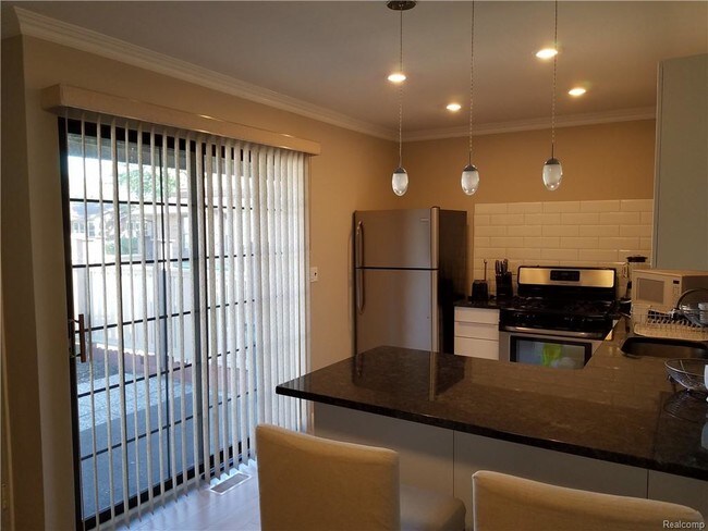 Building Photo - 2690 Roundtree Dr