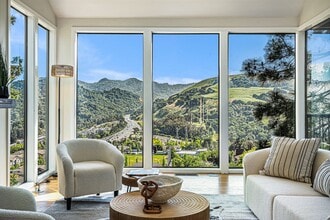 Building Photo - 218 The Knoll