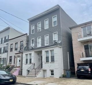 Primary Photo - 162 Griffith St