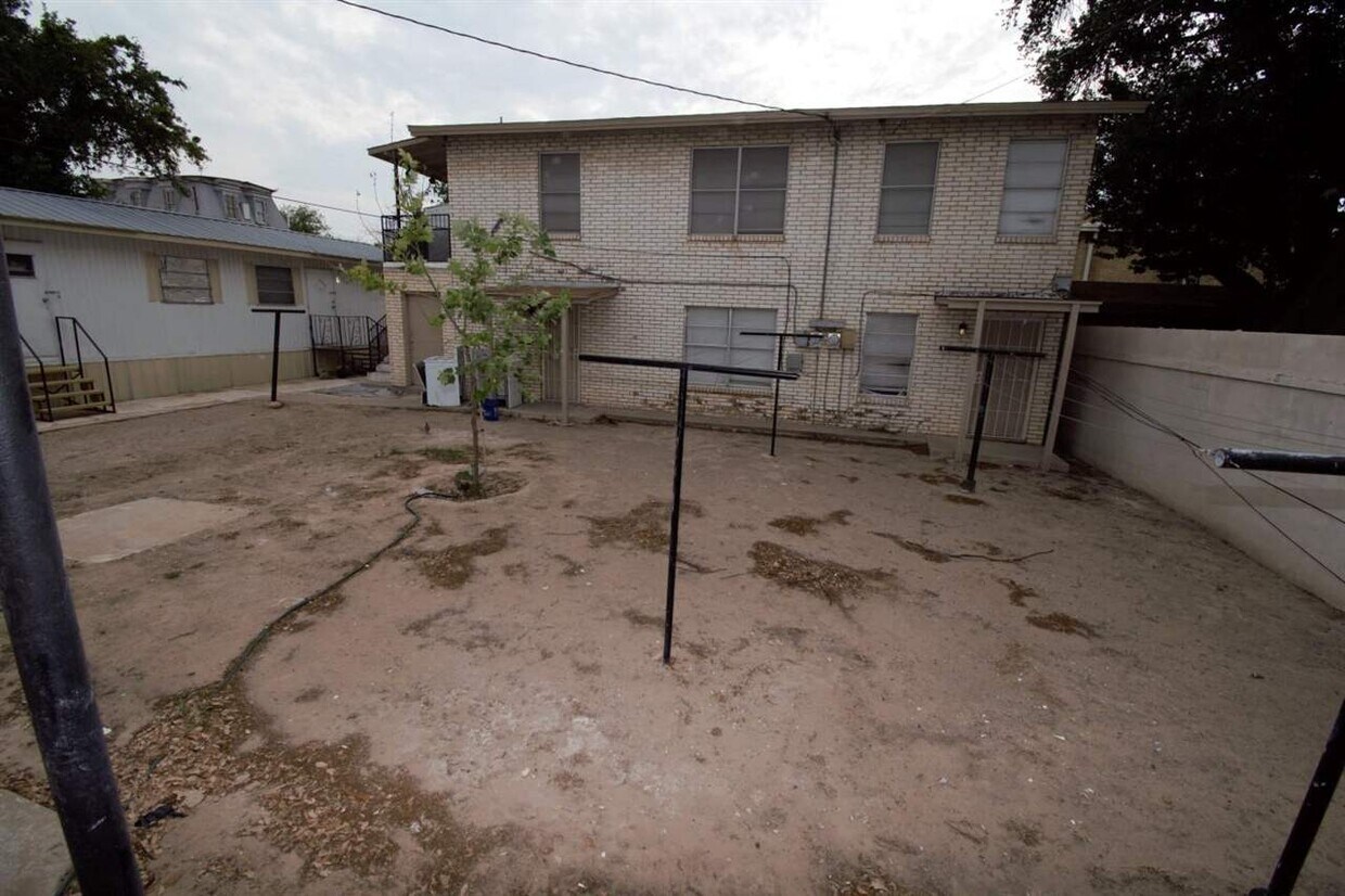 1018 Davis Ave Unit 5, Laredo, TX 78040 Room for Rent in Laredo, TX