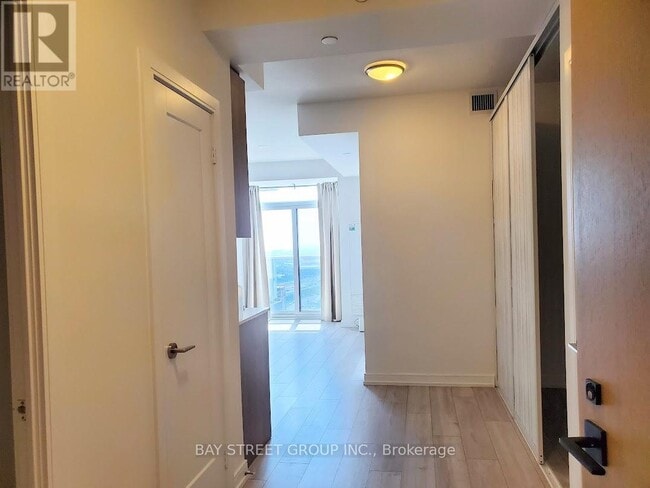 Building Photo - 225 Village Green Square