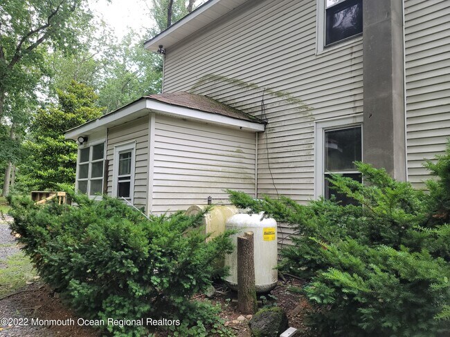 Building Photo - 372 Whitesville Rd