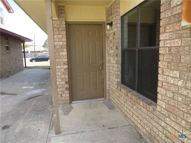 Building Photo - 1807 Cedarhill Dr