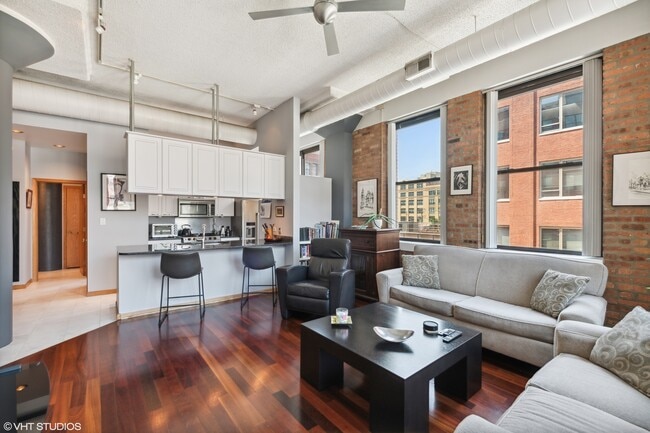 Building Photo - 812 W Van Buren St