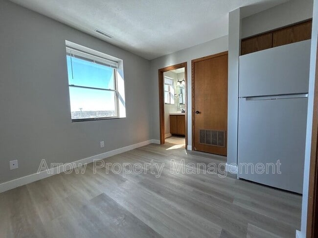 Building Photo - 208 E 5th St