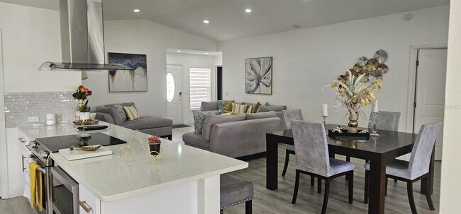 Foto del edificio - COMPLETELY FURNISHED 3 bed /2 bath  - 55+ ...