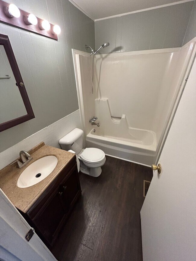 Foto del edificio - 3 bedroom, 1 bathroom home only minutes aw...