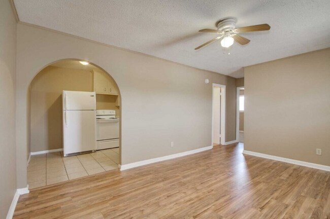 Foto del edificio - 608 Jack Warner Pkwy
