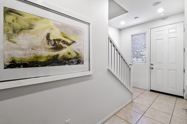 Building Photo - Newly Constructed Townhouse: Spacious Livi...