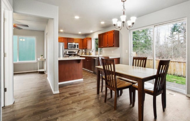 Building Photo - Beautiful 3 BD- 2.5BA Home in Spanaway!