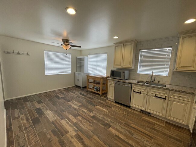 Foto del edificio - Charming 2 Bed 2 bathroom home with tons of storage space!