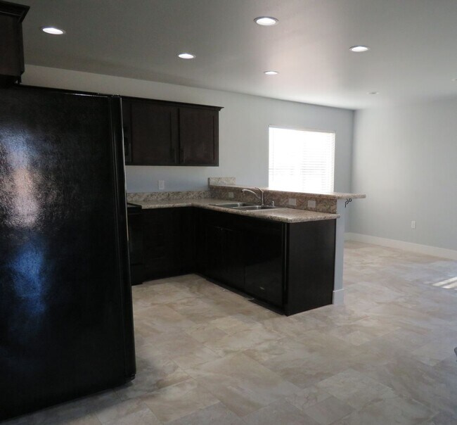 Building Photo - 4 Bedroom Townhome in River Pointe Subdivi...