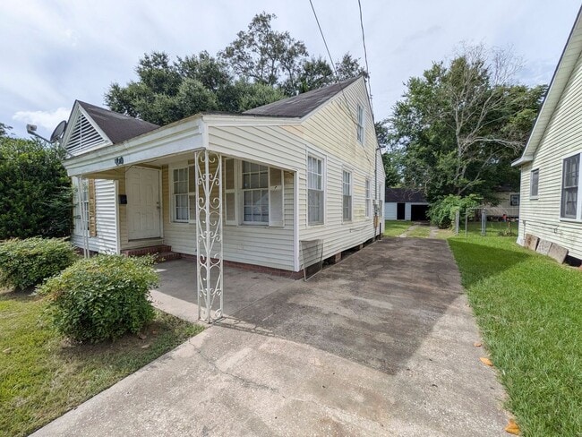 Building Photo - 1810 Roberts Ave