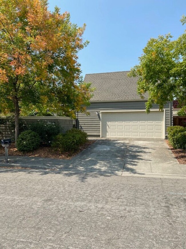 Building Photo - Lovely Home in 55+ Community