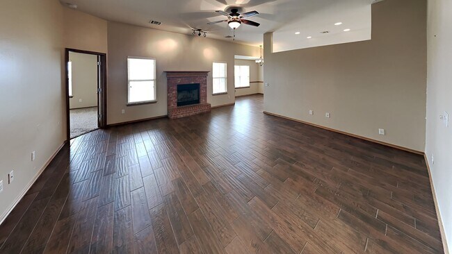 Foto del edificio - Beautiful 3 Bedroom, 2 Bathroom Home on Corner Lot with Storm Safe in Moore!
