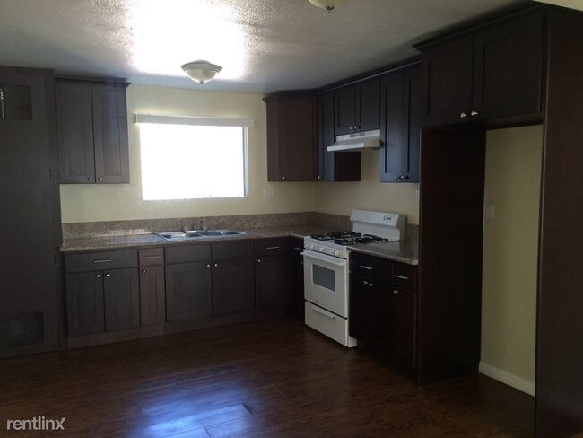 Building Photo - 3 br, 1.5 bath Townhome - 2703 Ulric Street