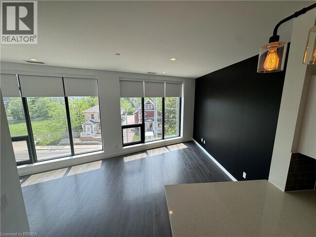 Photo du bâtiment - 690 King St W