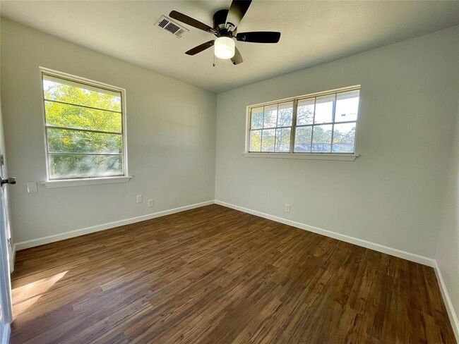 Building Photo - 329 Bush Dr