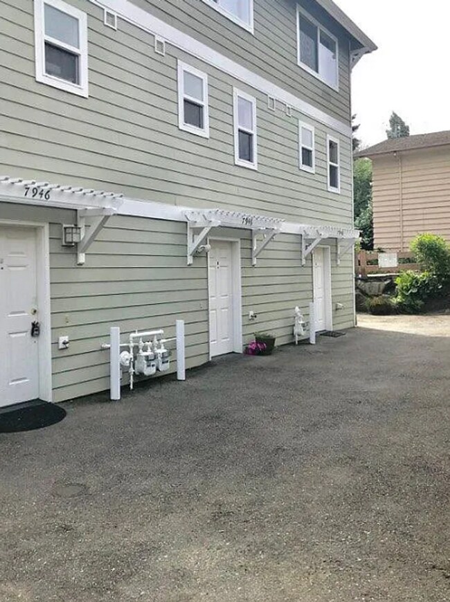 Foto del edificio - Updated 3-Bedroom Townhome with Private Ba...