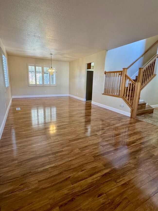 Foto del edificio - Inviting two-story 4BR/2.5BA home on nice lot with RV/trailer parking in Galena Terrace Estates!