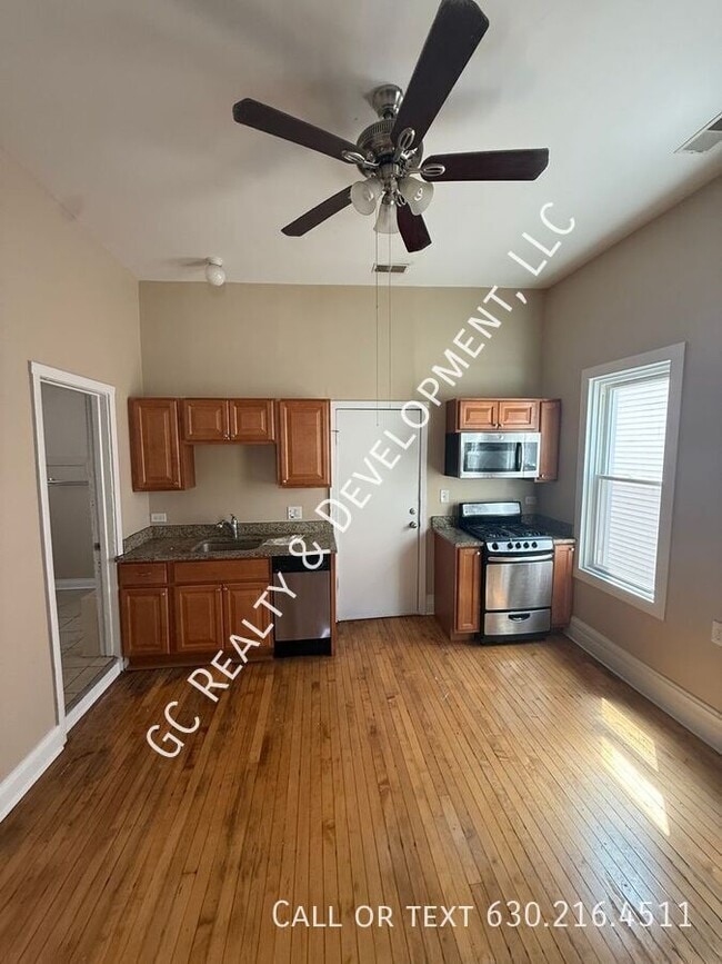 Foto del edificio - 1702 N Campbell Ave