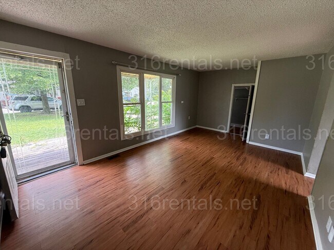Building Photo - $1050 - 3 bedroom / 1 bathroom - Single Fa...