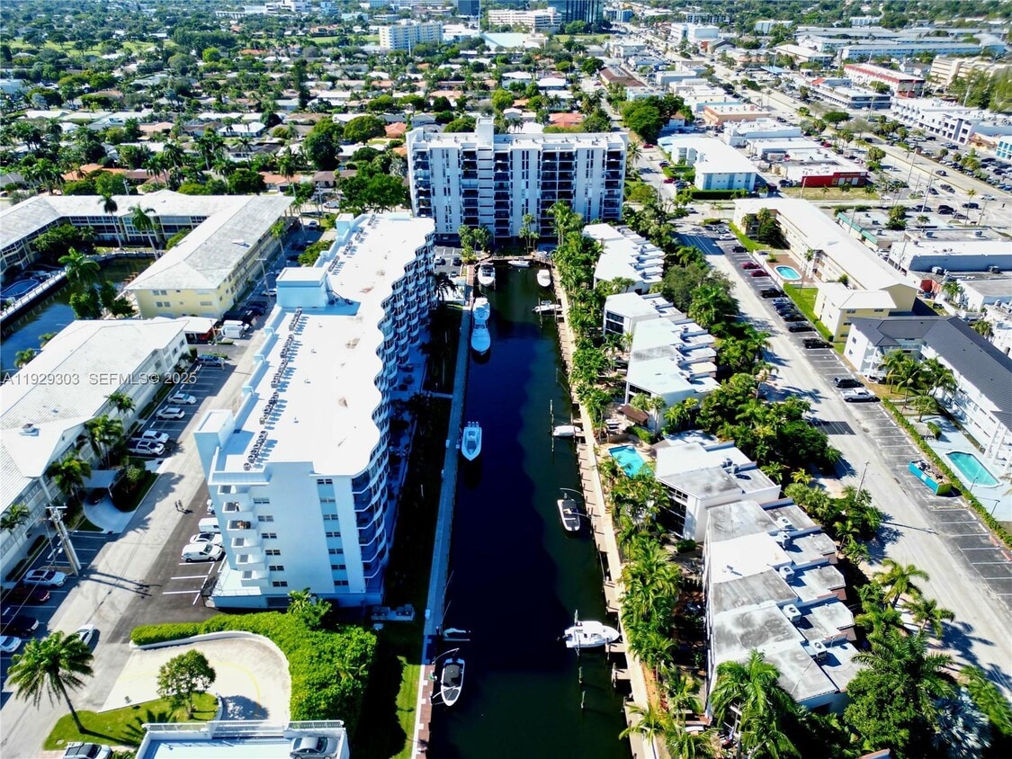 Foto principal - 3051 NE 48th St