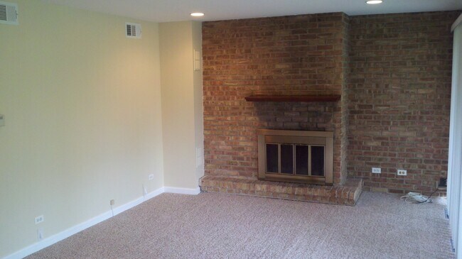 Building Photo - 5532 E Lake Dr