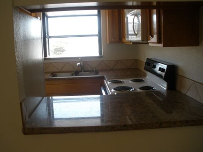 Building Photo - Normal heights Condo 2BR 1.5BA 1 Car Garage