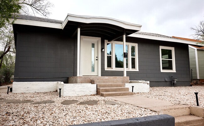 Modern update to the exterior! - 818 E Las Animas St House