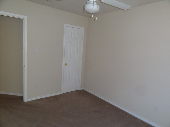 Foto del edificio - 1550 Village Way Dr