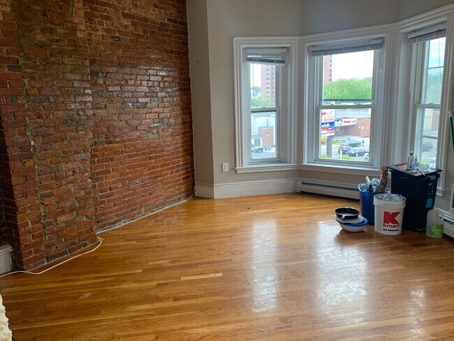 Building Photo - 322 Warren St