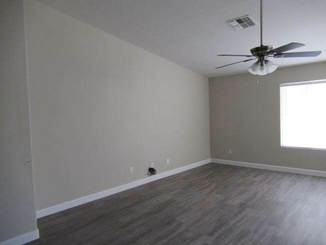 Building Photo - Nice Home in Estrella Vista Community, Goo...