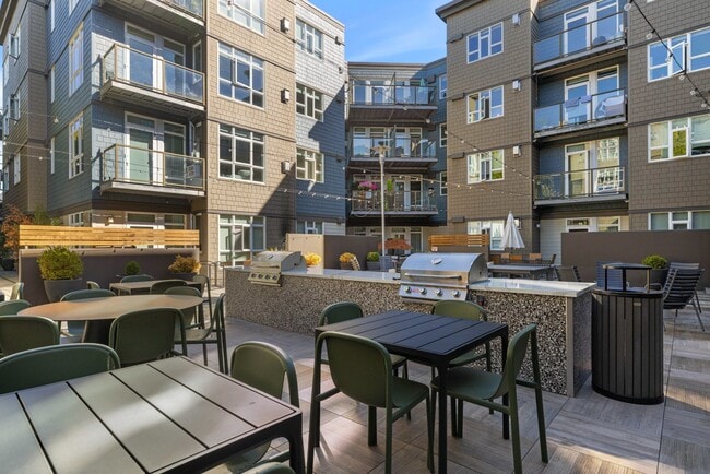 Grill and Picnic Area at 128 on State Apartments in Kirkland, WA 98033 - 128 on State