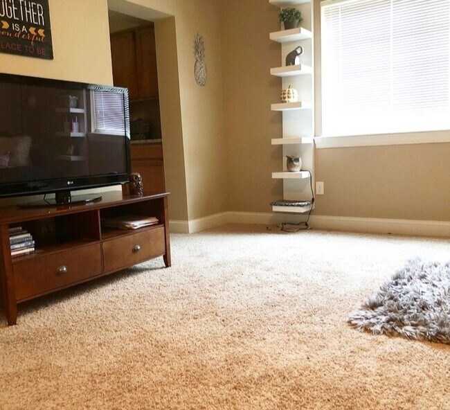 Foto del edificio - FALL 2026! 1 Bedroom Condominium just blocks from Kinnick and UIHC