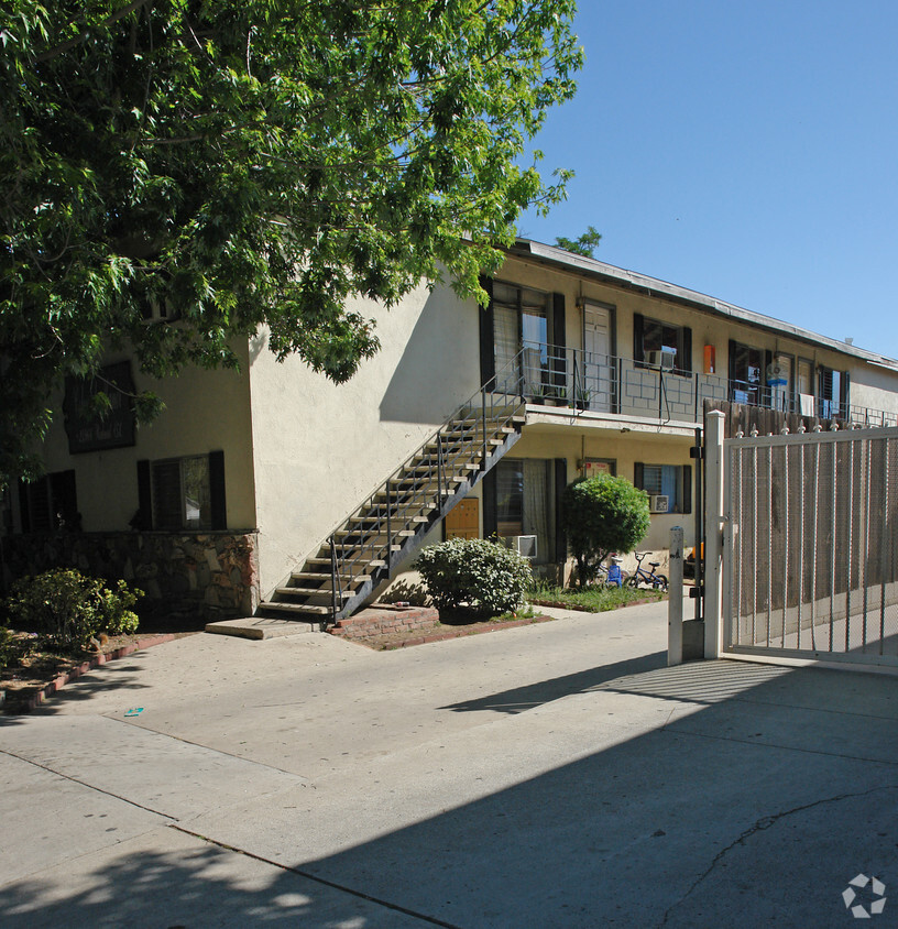 Building Photo - The Elms Apartments