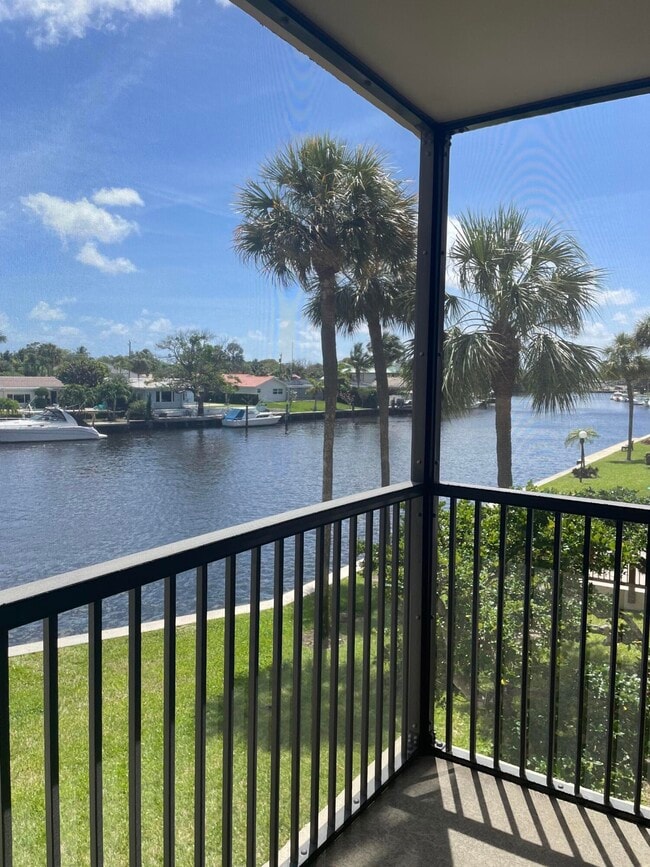 Building Photo - 18 Royal Palm Way