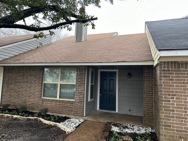 Building Photo - Bryan - 2 bedroom - 2 bath - 2 Story with carport