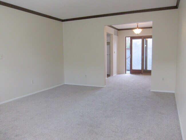 Building Photo - 652 Olde Towne Ave