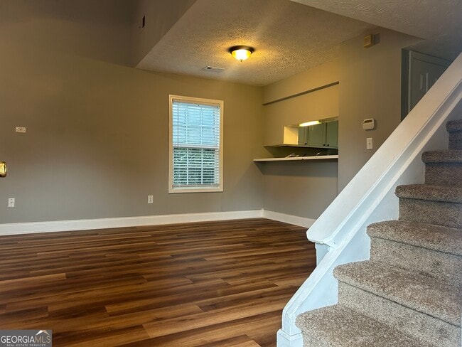 Building Photo - 207 Hillcrest Dr