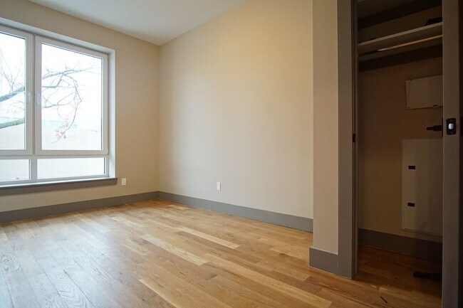 Foto del edificio - 211 Troy Ave