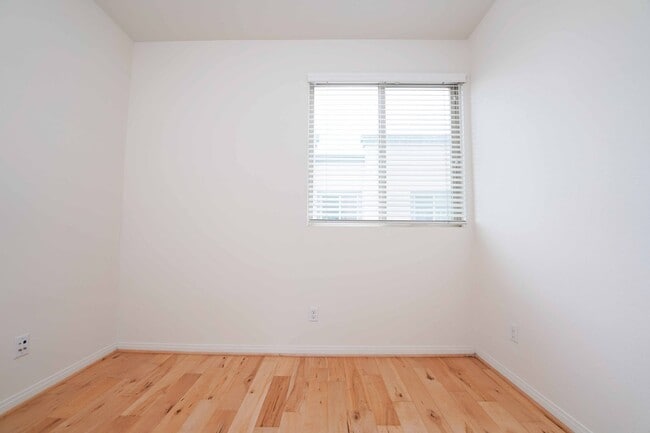 Building Photo - 4 Bedroom & 2 Bathroom