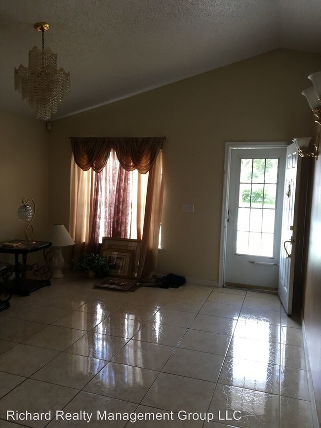 Building Photo - 9524 Violet Dr