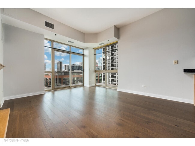 Foto del edificio - 230 W Division St