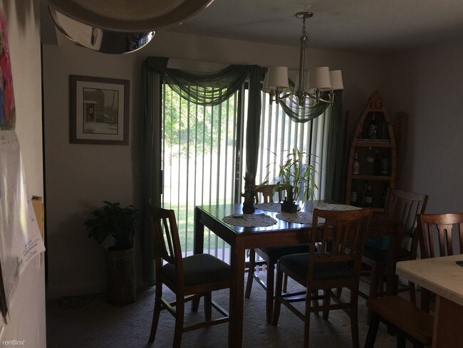 Building Photo - 2 br, 1 bath  - Twin Oak terrace. twin oaks