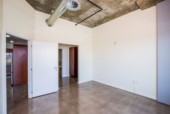 Foto del edificio - Stunning Modern 2Bdm 1Ba High-Rise Condo L...